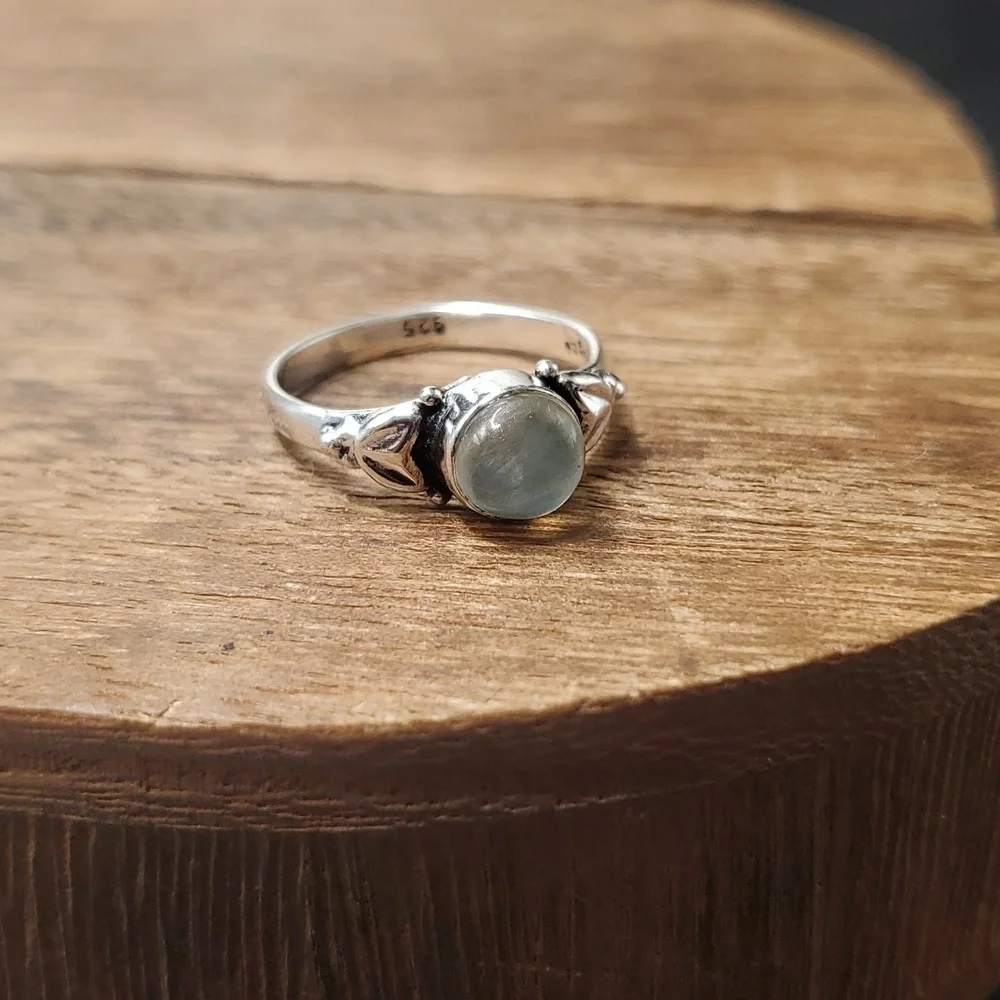 Size 8 R133 sterling‎ precious stone